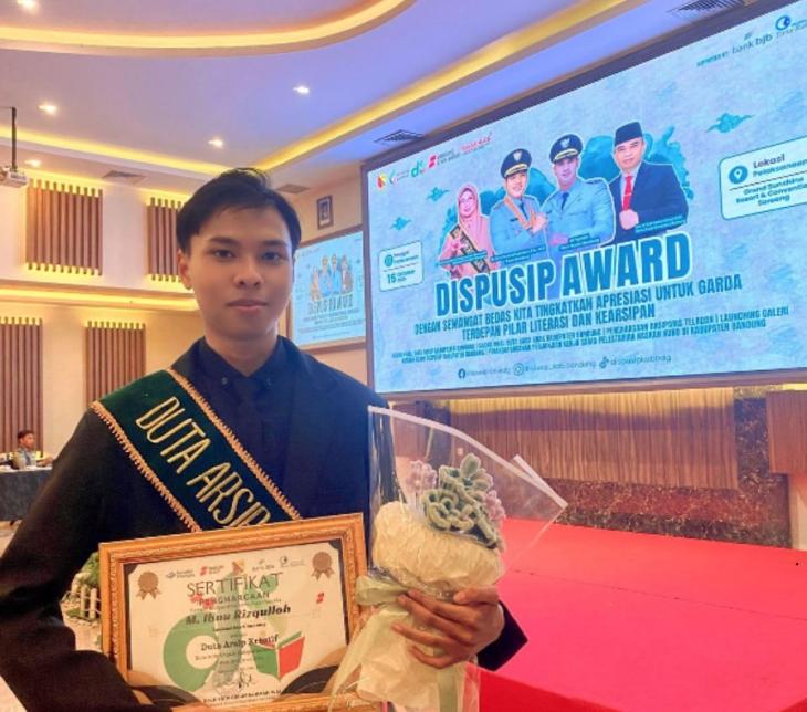 Mahasiswa S1 Hukum Universitas Teknologi Digital Raih Penghargaan Duta Arsip Kreatif di DISPUSIP Award 2025