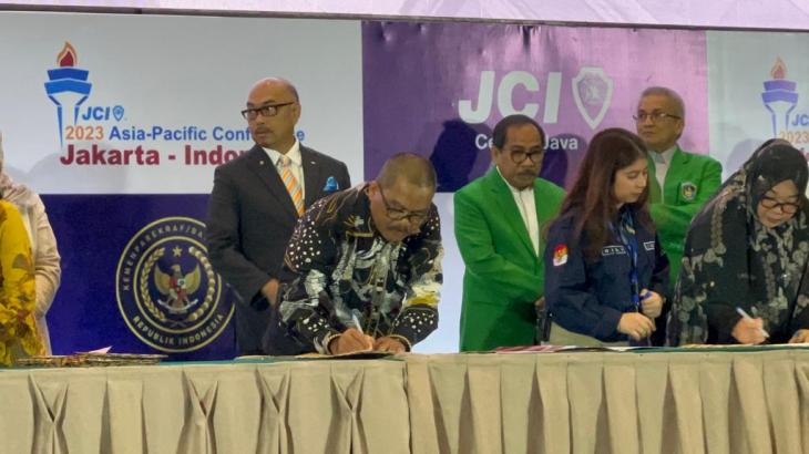 Penandatanganan MoU Universitas Teknologi Digital dengan JCI dan UEU